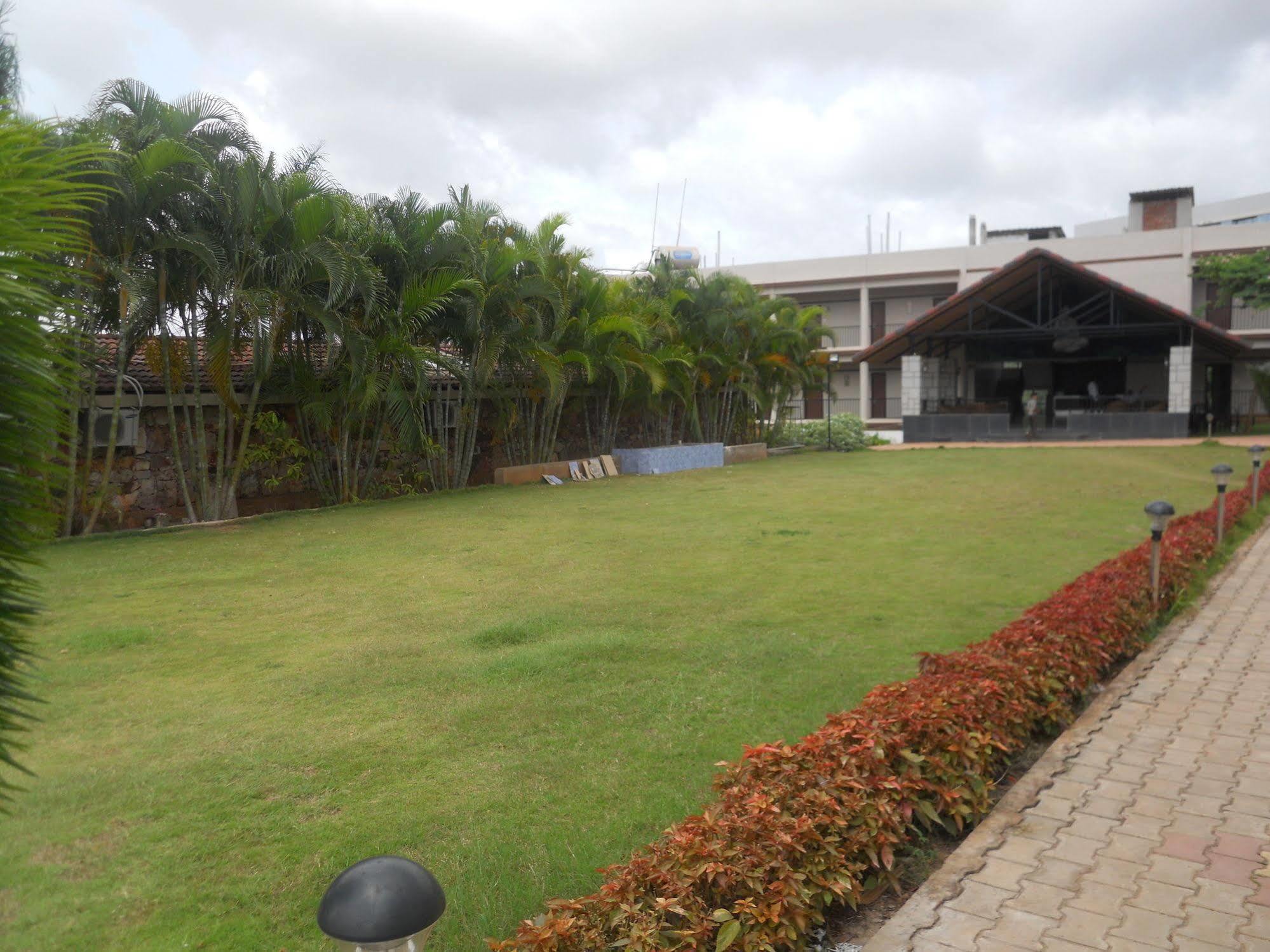 Cotton County Club And Resort Hubli Exterior photo